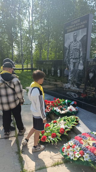 8 июня прошла торжественная линейка у памятника "Солдатам Победы".